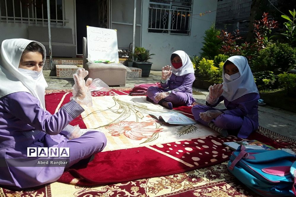 آموزگار پایه سوم حیاط خانه را کلاس درس کرد