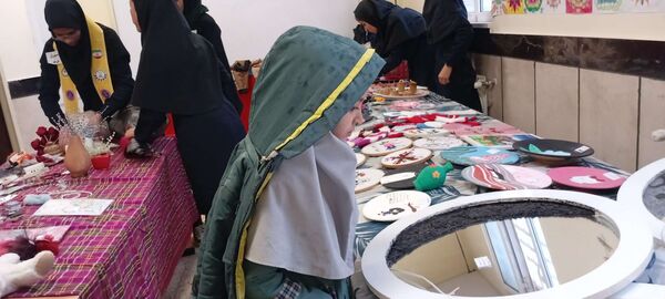 بازارچه کسب و کار دانش آموزی در دبیرستان مادر مهربان خلیل آباد