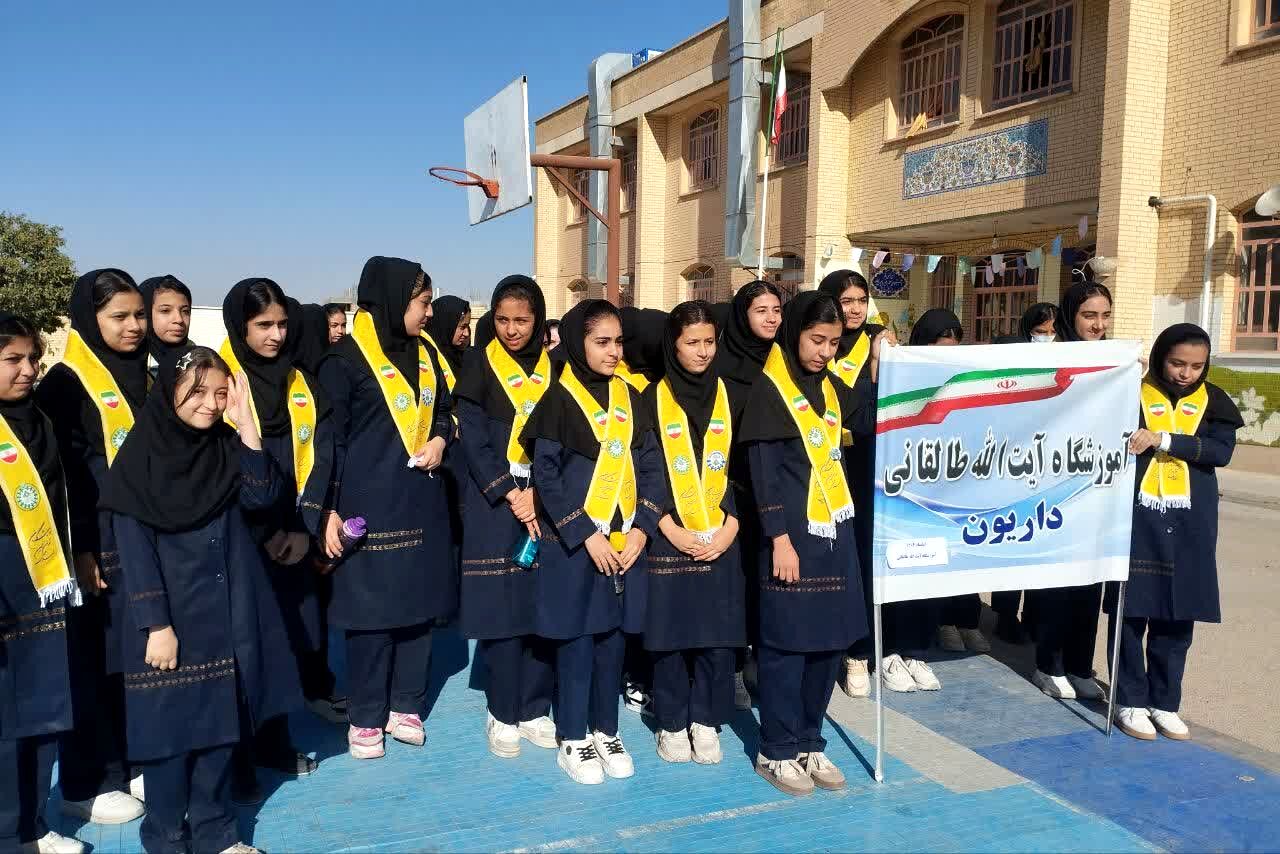 حضور دانش آموزان دبیرستان طالقانی داریون در تجمع ۱۳ آبان