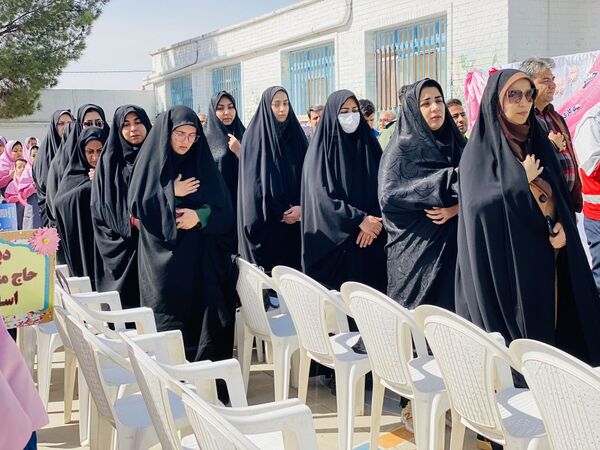 نواختن زنگ جشن نیکوکاری در دبستان زینب قهرمانی مه ولات