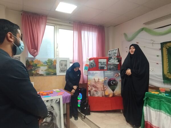 به نمایش گذاشتن گوشه ای از برکات انقلاب اسلامی در مدرسه انقلاب دبیرستان حق شناس2
