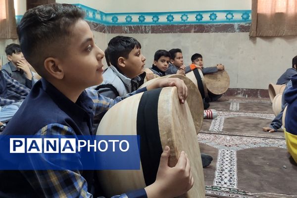 آموزش ضرب زورخانه‌ای در دبستان رازی ناحیه دو بهارستان