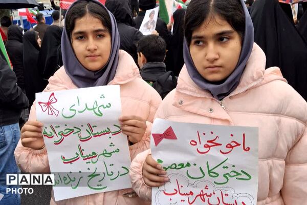 ادای احترام به شهدا با کوله‌پشتی‌های «یادبود» در راهپیمایی روز قدس