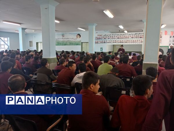 جشن ستارگان و تجلیل از پذیرفته شدگان کنکور ۱۴۰۴ دبیرستان نمونه آیت‌الله خامنه‌ای 