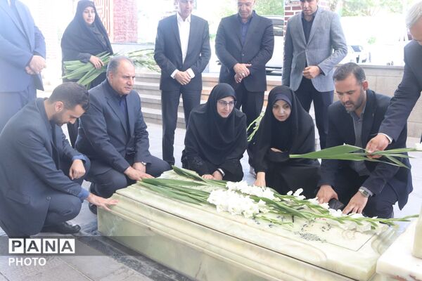 ادای احترام معاون آموزش ابتدایی وزارت آموزش و پرورش به مقام شامخ شهدای معلم و دانش آموز در تبریز