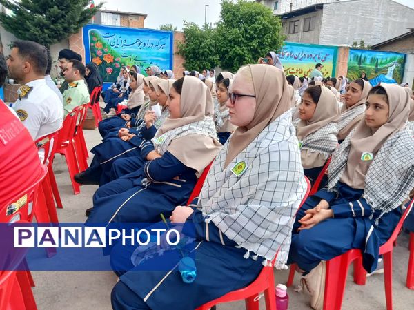 حضور نیروهای انتظامی در دبیرستان نجم قائمشهر