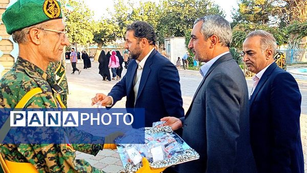 دولتمردان غبار از مزار شهدا برداشتند 