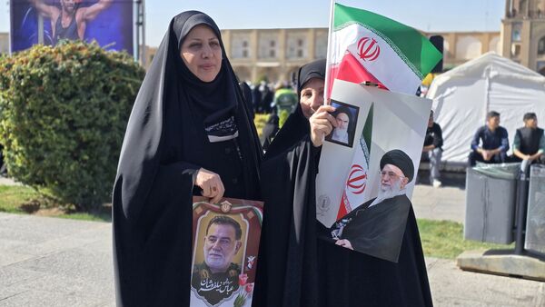 راهپیمایی باشکوه روز ۱۳ آبان در میدان امام خمینی(ره) اصفهان 