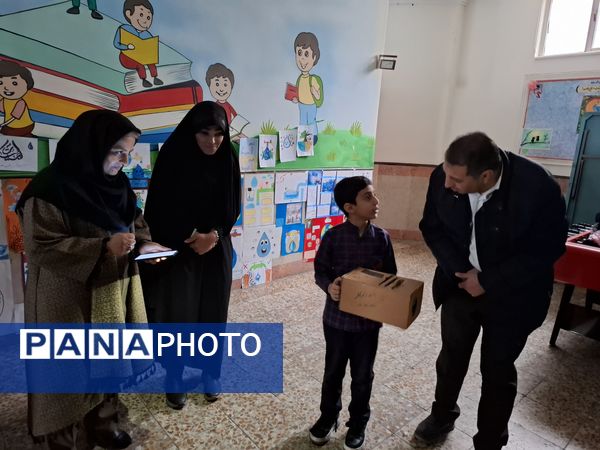 نمایشگاه دست سازه‌های دانش‌آموزان در دبستان هیأت امنایی ملاصدرا 