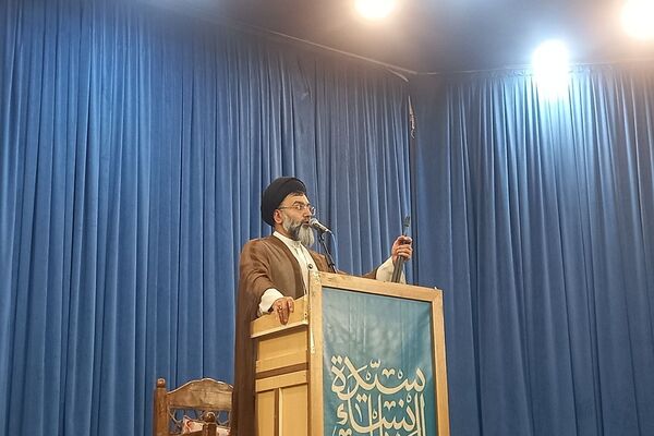 تقدیر از برگزیدگان پویش دانش‌آموزی در نماز جمعه باشکوه پیشوا