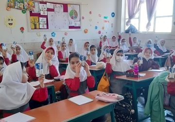 توزیع شیر رایگان در مدرسه پروین اعتصامی شازند