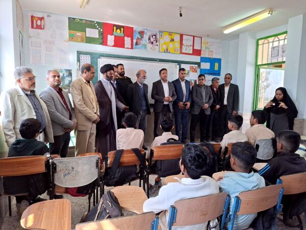 اهدای بیش از ۷۰ بسته لوازم التحریر ایرانی به دانش آموزان 