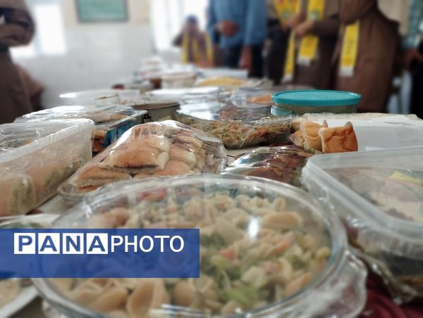 جشنواره غذای سالم در دبیرستان آسیه شهرستان حاجی‌آباد 
