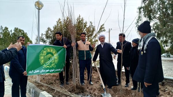 کاشت درخت توسط خادمیاران رضوی در شهرستان خلیل‌آباد 