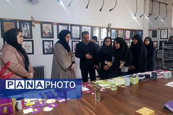 برپایی نمایشگاه آثار هنری دانش‌آموزان به مناسبت دهه فجر 