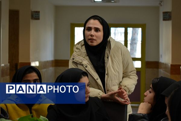 برای اولین‌بار برگزاری کافه ۵۷ در دبیرستان‌ نمونه دولتی ولایت بهارستان‌دو