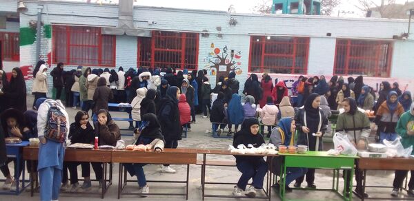 بازارچه دانش‌آموزی کسب در آمد در دبیرستان میثاق منطقه تبادکان مشهد