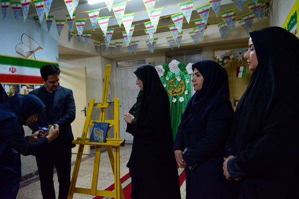 فانوس به دبیرستان حکمت آمد