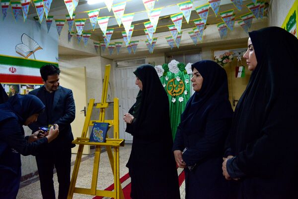 فانوس به دبیرستان حکمت آمد