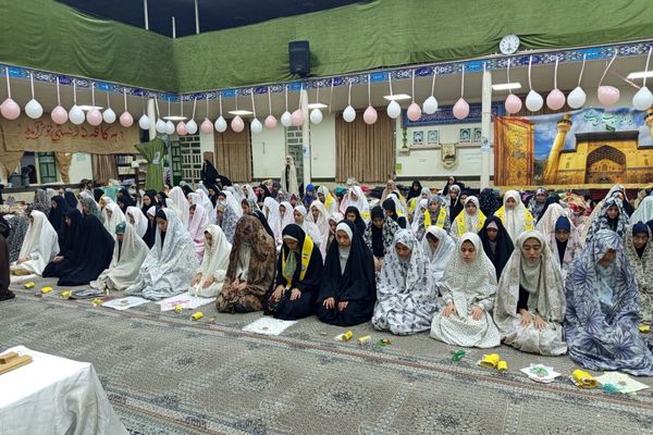 اعتکاف دانش‌آموزی رباط‌کریم با پرچم‌گردانی حضرت ابوالفضل(ع)