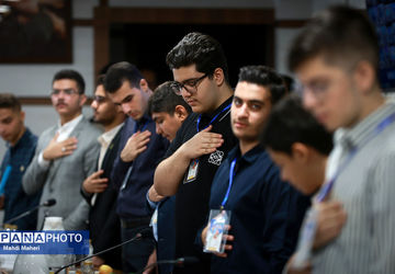 قرائت سوگندنامه توسط نمایندگان مجلس دانش‌آموزی دوازدهم