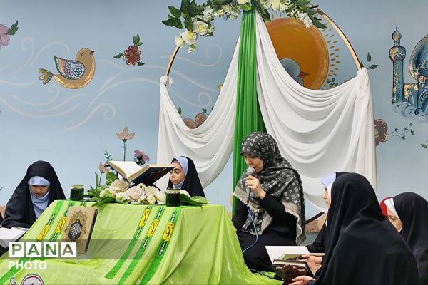 محفل نورانی انس با قرآن کریم در دبستان حکمت نبوی ناحیه دو شهرری 
