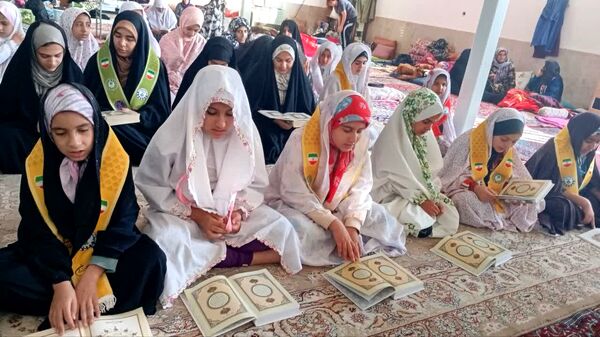 اعتکاف دانش‌آموزی در مسجد امام حسین(ع) روستای تپه‌گجی منطقه بیرانوند 