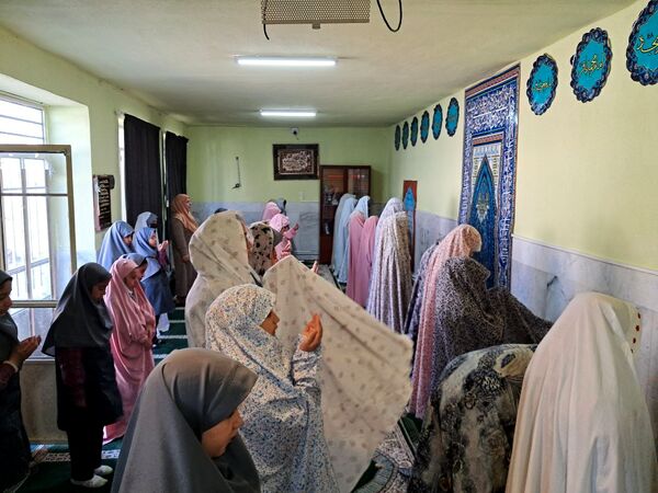 شرکت دانش‌آموزان مدرسه حضرت زینب(س) در نماز جماعت