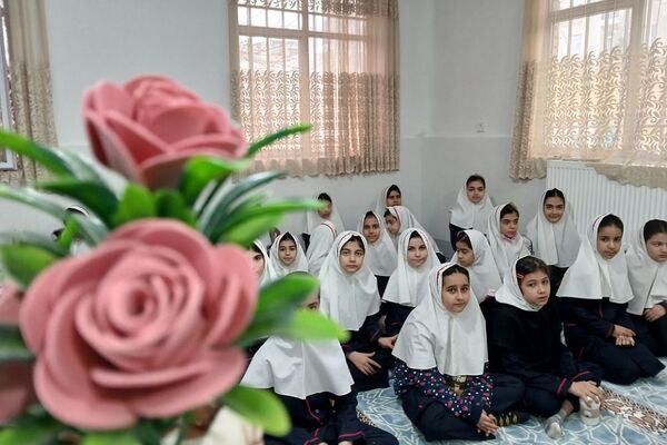 جشن مبعث رسول خدا در دبستان دخترانه بعثت۲
