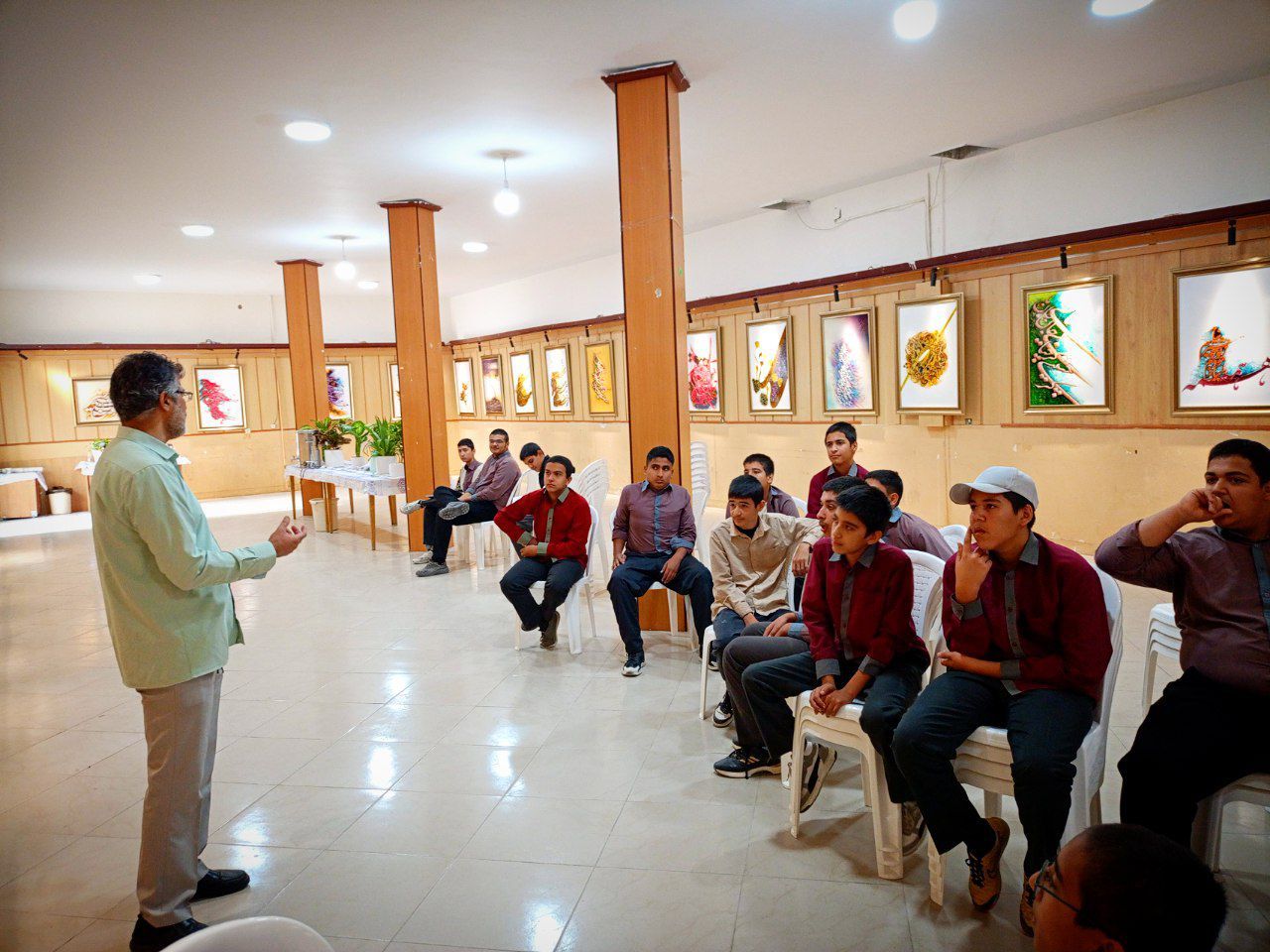 دانش آموزان دبیرستان میثاق از نمایشگاه خط بازدید کردند 