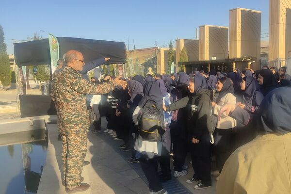 اردوی آمادگی و دفاعی دانش‌آموزان پایه نهم مدرسه فرشتگان در موزه دفاع مقدس