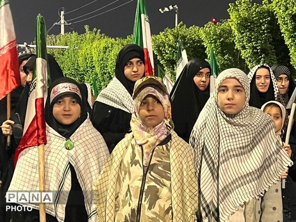 حضور دختران انقلابی در چهل و نهمین شب بیعت با رهبری