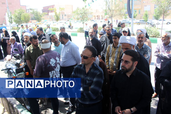 اجتماع مردم قم به‌مناسبت قیام 15 خرداد در مقابل بیت تاریخی امام خمینی(ره)