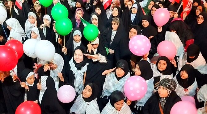 از خیابان‌های خرم‌آباد تا فضای صمیمی استودیو مدرسه وطن