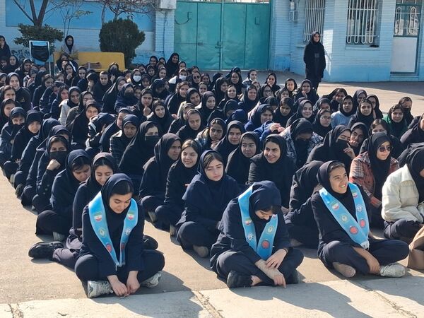 آموزش انواع دست ها و گره های پیشتازان در دبیرستان دخترانه فاطمیه