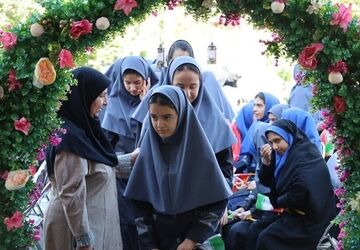 دانش‌آموزان پایه هفتم بشرا با شادی و نشاط شروع سال تحصیلی جدید را جشن گرفتند