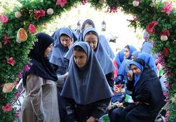 دانش‌آموزان پایه هفتم بشرا با شادی و نشاط شروع سال تحصیلی جدید را جشن گرفتند