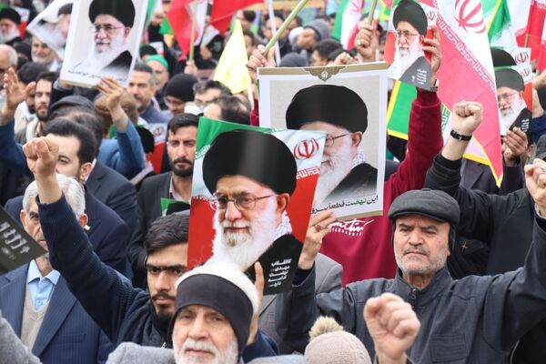طنین شعارهای انقلابی در سالروز پیروزی انقلاب اسلامی ایران