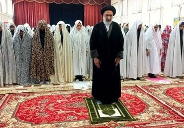 برگزاری نماز جماعت دبیرستان شهید باهنر با حضور نماینده ولی فقیه در استان