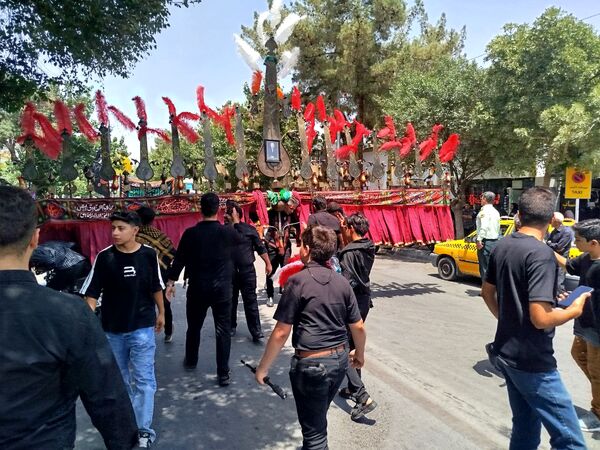  دسته‌های حسینی در راه هیئت علی اکبری کاشمر