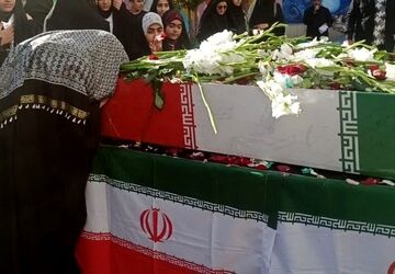 استقبال دانش‌آموزان از پیکر شهید گمنام در دبیرستان مبعث خرم‌آباد