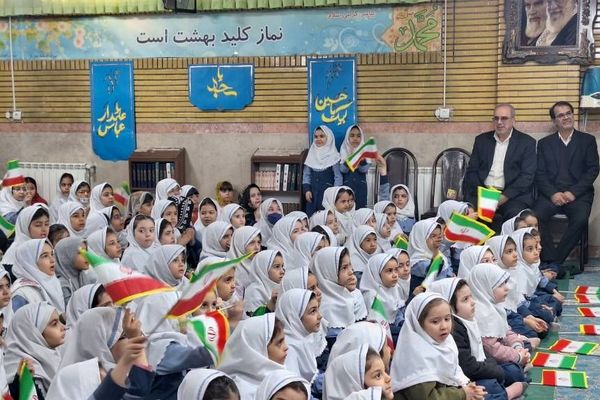 هنرنمایی دانش‌آموزان ناحیه دو شهرری در جشن انقلاب 