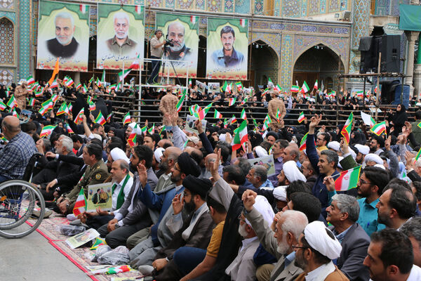حضور پرشور نوجوانان قمی در آیین استقبال از رئیس جمهوری 
