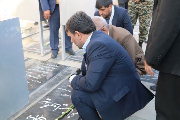 گلباران مزار شهدا به‌مناسبت هفته دفاع مقدس در آستان مقدس امامزاده بی‌بی سکینه ملارد