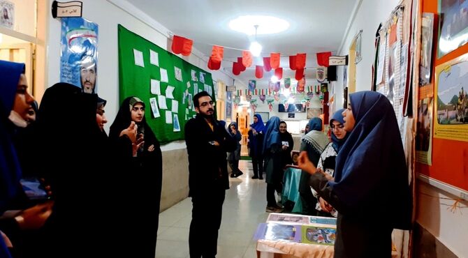 پیوند نسل امروز با آرمان‌های انقلاب  روایت تصویری یک نمایشگاه مدرسه انقلاب
