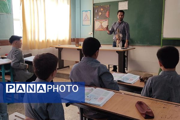 افتتاح آزمایشگاه دبیرستان پسرانه سید احمد خمینی(ره) به نام شهید عبدالحمید مینوچهر