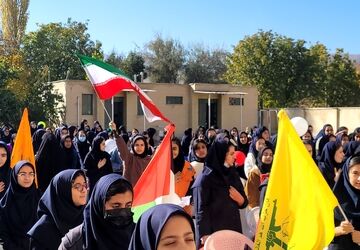 مراسم روز دانش‌آموز در مدرسه فرزانگاه 4 برگزار شد