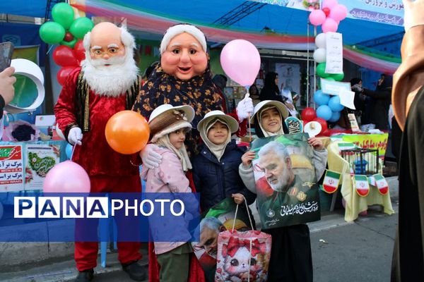 تجلی حضورفرهنگیان و دانش‌آموزان منطقه ۱۰ در جشن انقلاب