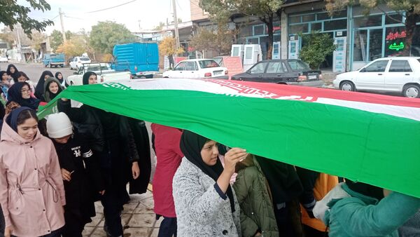 دانش‌آموزان شهر گرماب در راهپیمایی 13 آبان