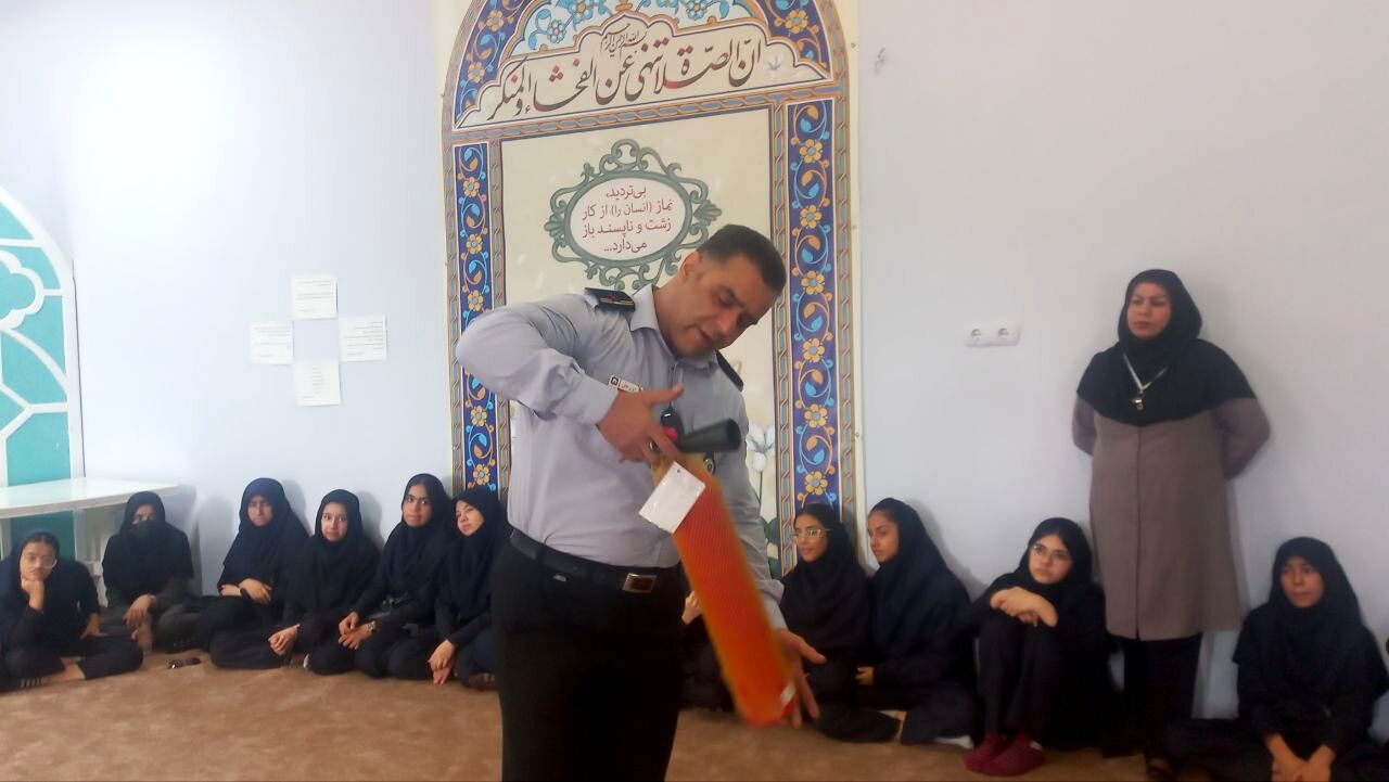 آموزش ایمنی و اطفای حریق برای دانش‌آموزان دبیرستان فرهنگیان